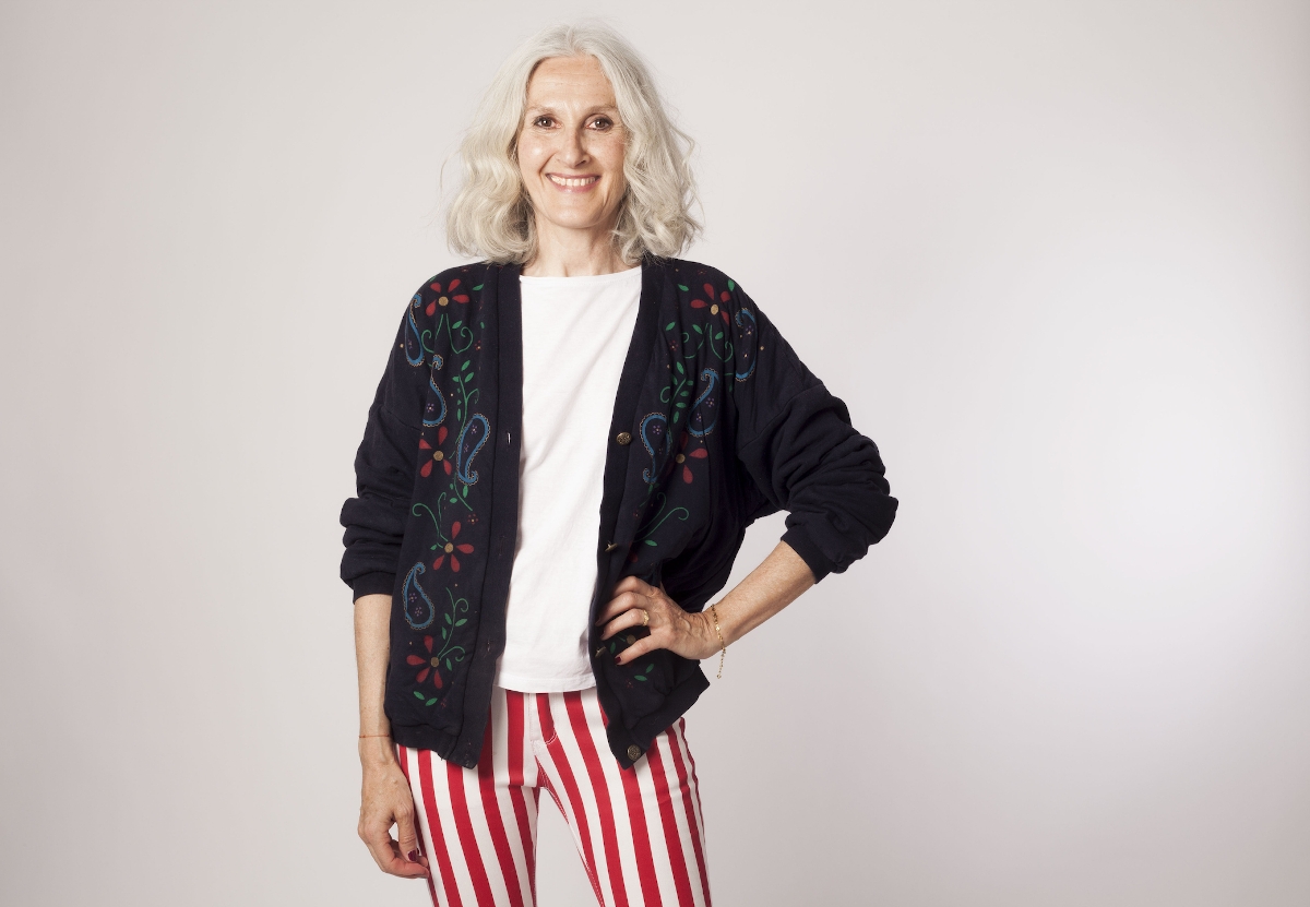 Egy nő kardigánban