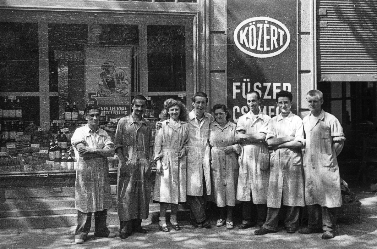 Egy budapesti egykori Közért személyzete az ötvenes években