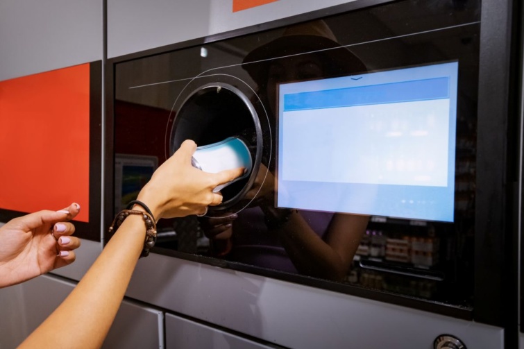 Palackvisszaváltás egy bolti automatánál.