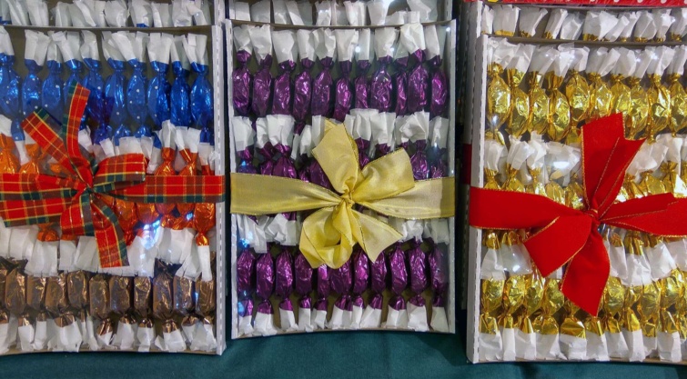 Szaloncukrok dobozban masnival