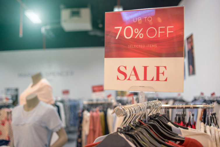 70%-os leárazás felirata egy ruhaüzletben