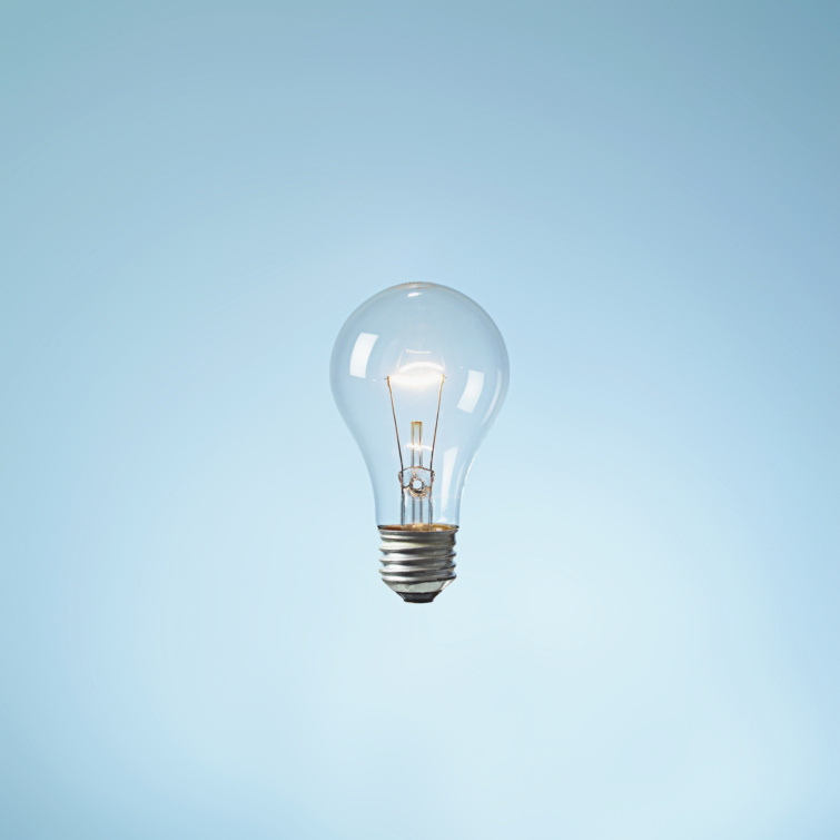 Villanykörte kék háttér előtt