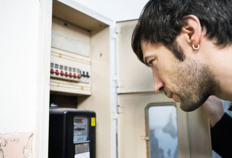 Egy férfi a villanyóránál