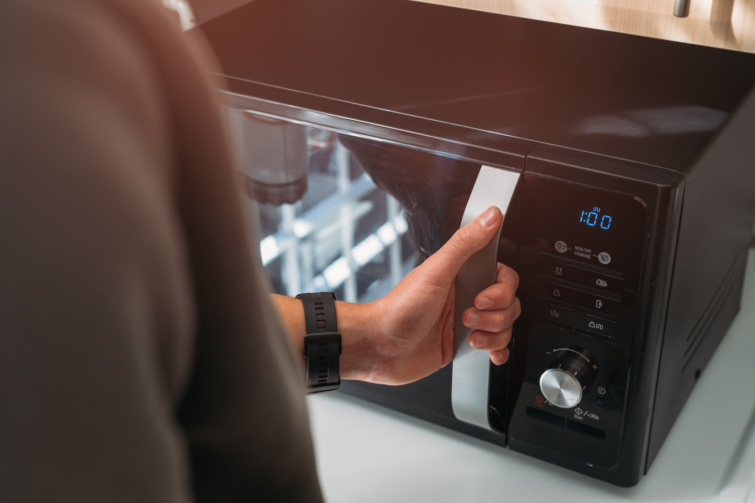 Mikrót kinyitó férfikéz