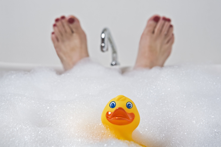 Fürdőző női láb kacsával