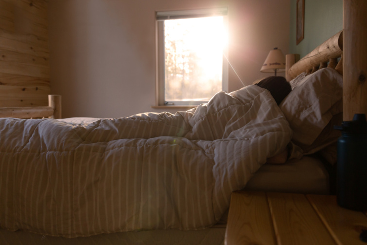 Nő alszik paplan alatt 