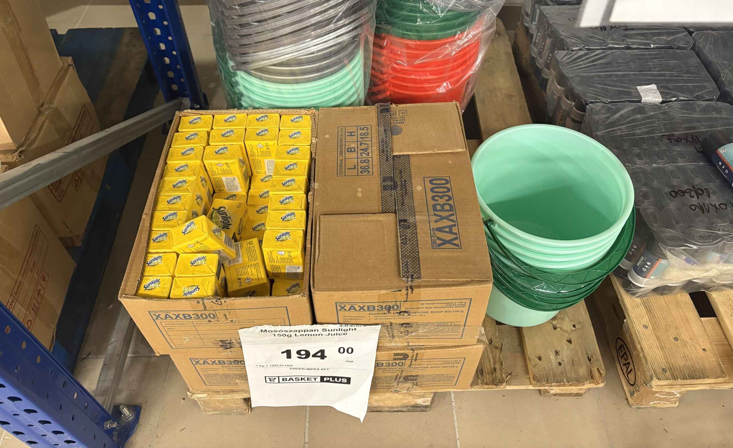 Árucikkek az első magyarországi Basket Plus diszkontban