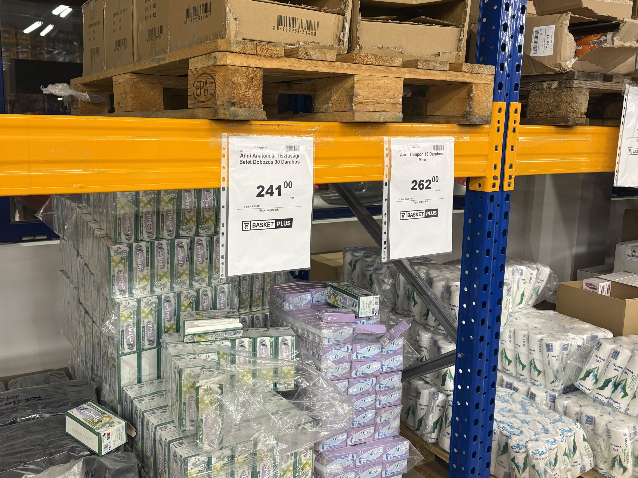 Árucikkek az első magyarországi Basket Plus diszkontban
