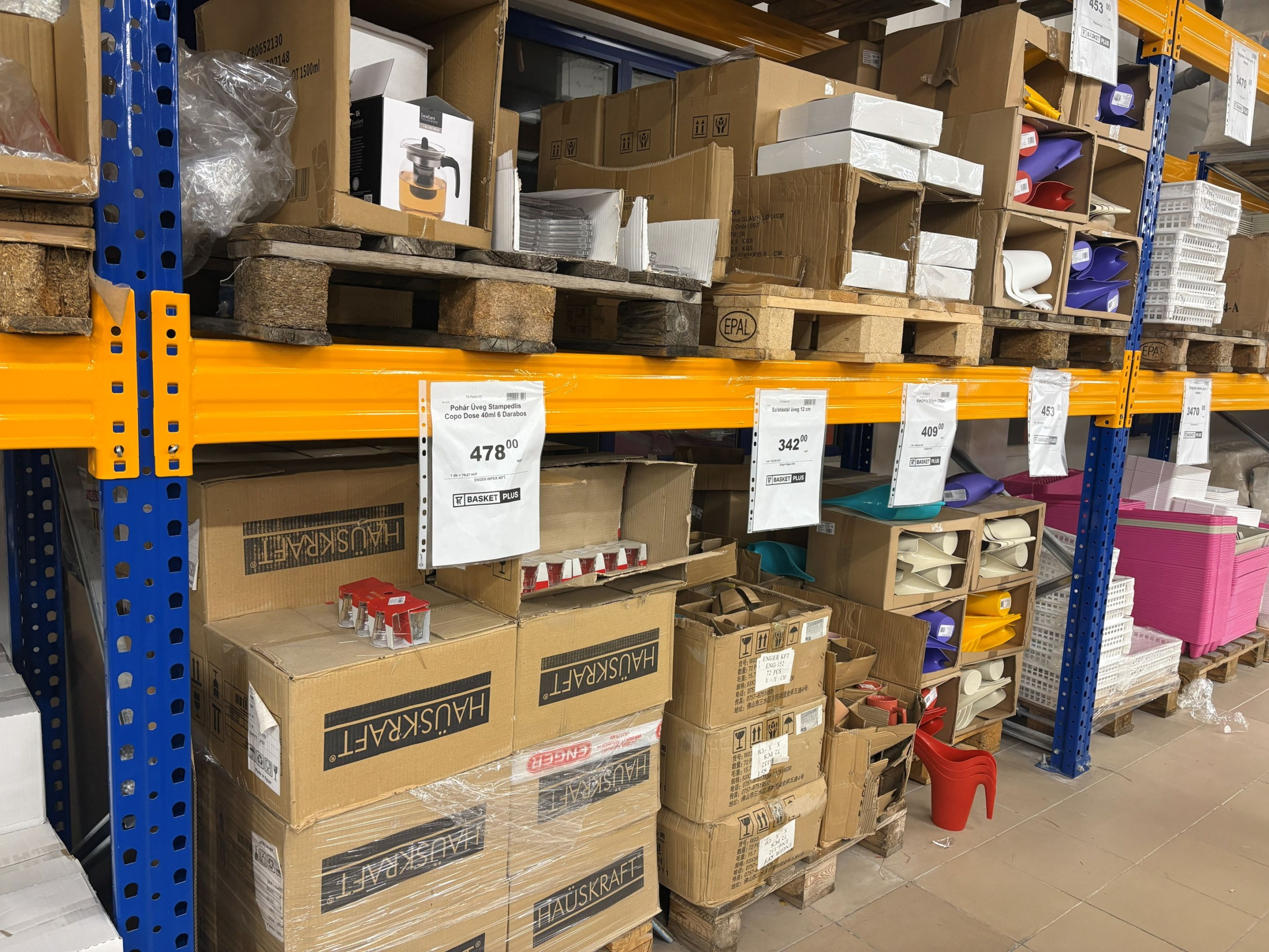 Árucikkek az első magyarországi Basket Plus diszkontban