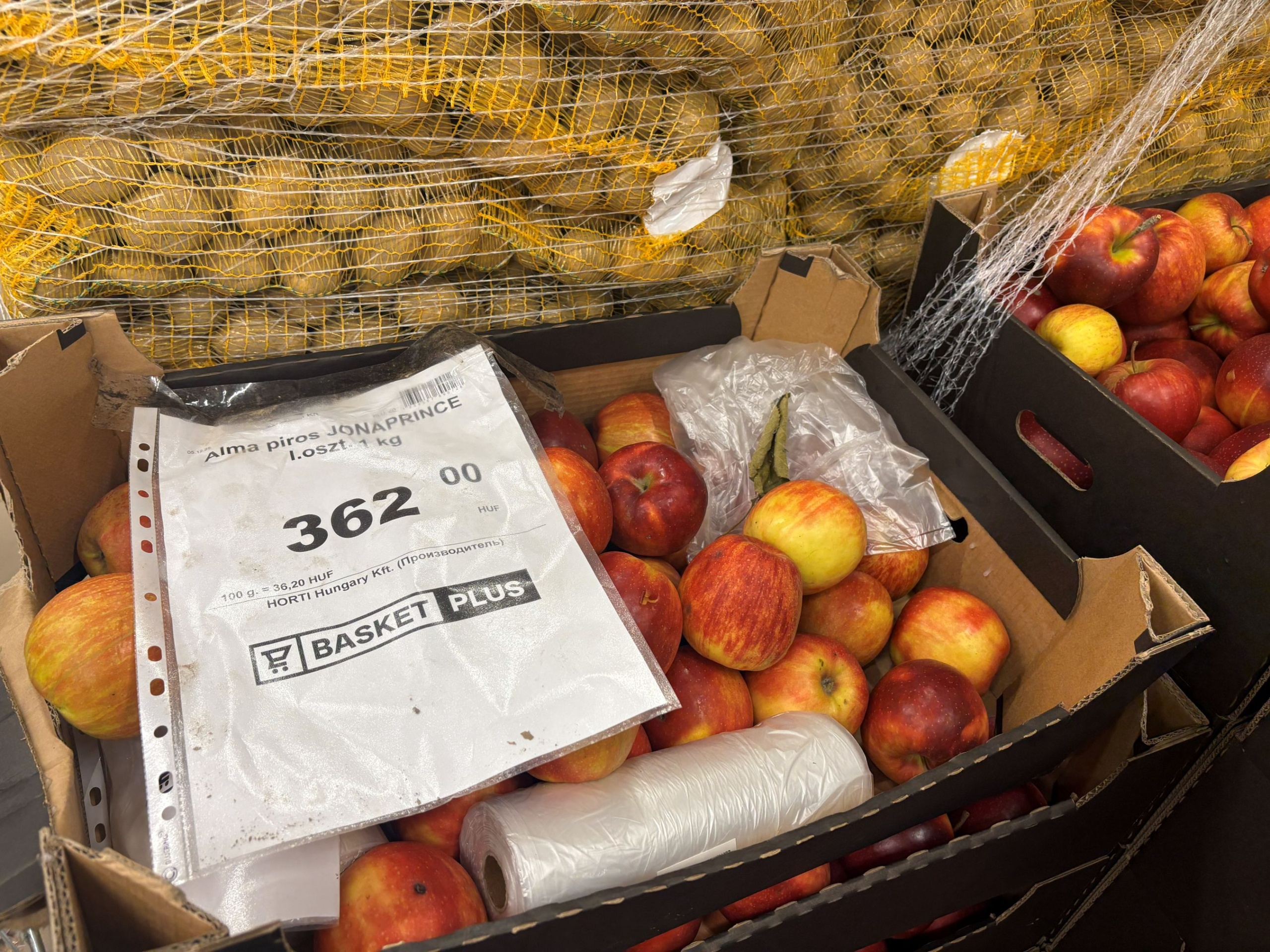 Árucikkek az első magyarországi Basket Plus diszkontban