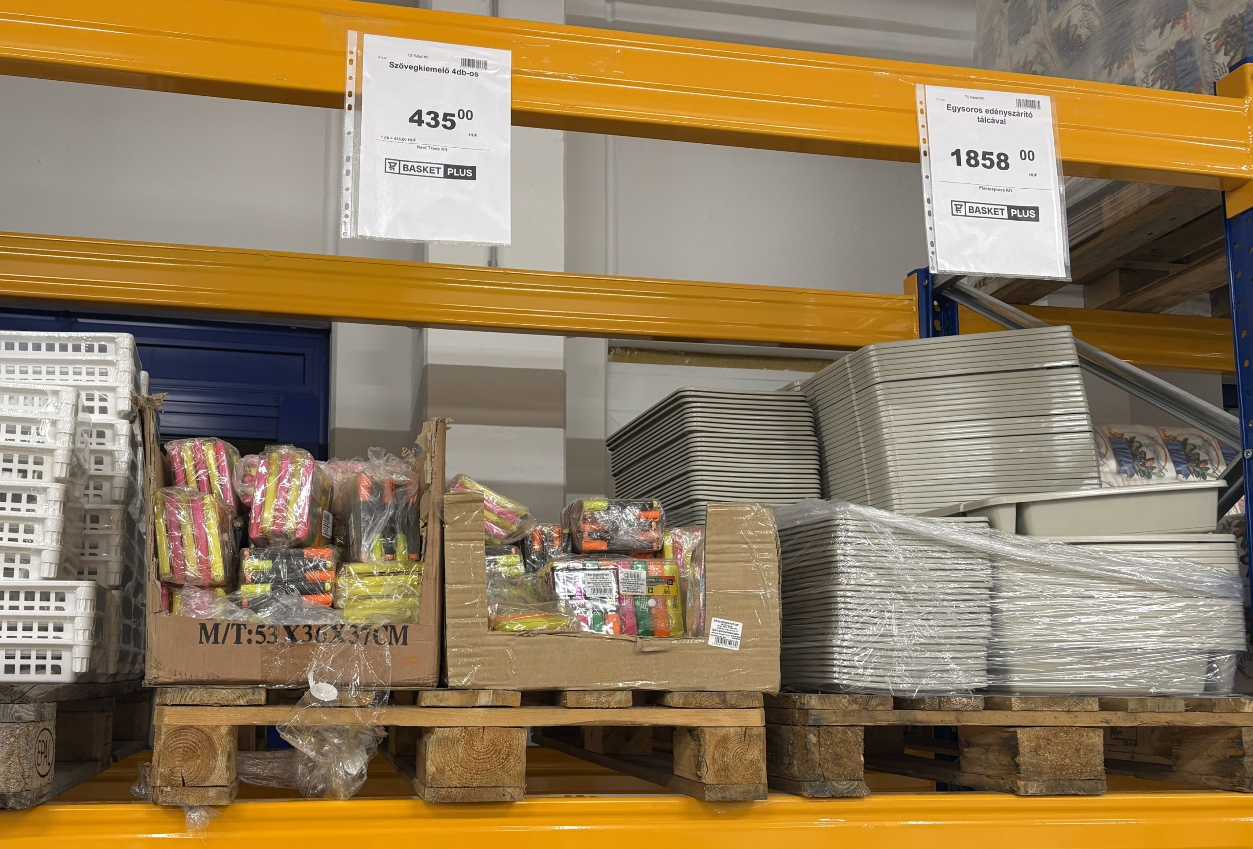 Árucikkek az első magyarországi Basket Plus diszkontban