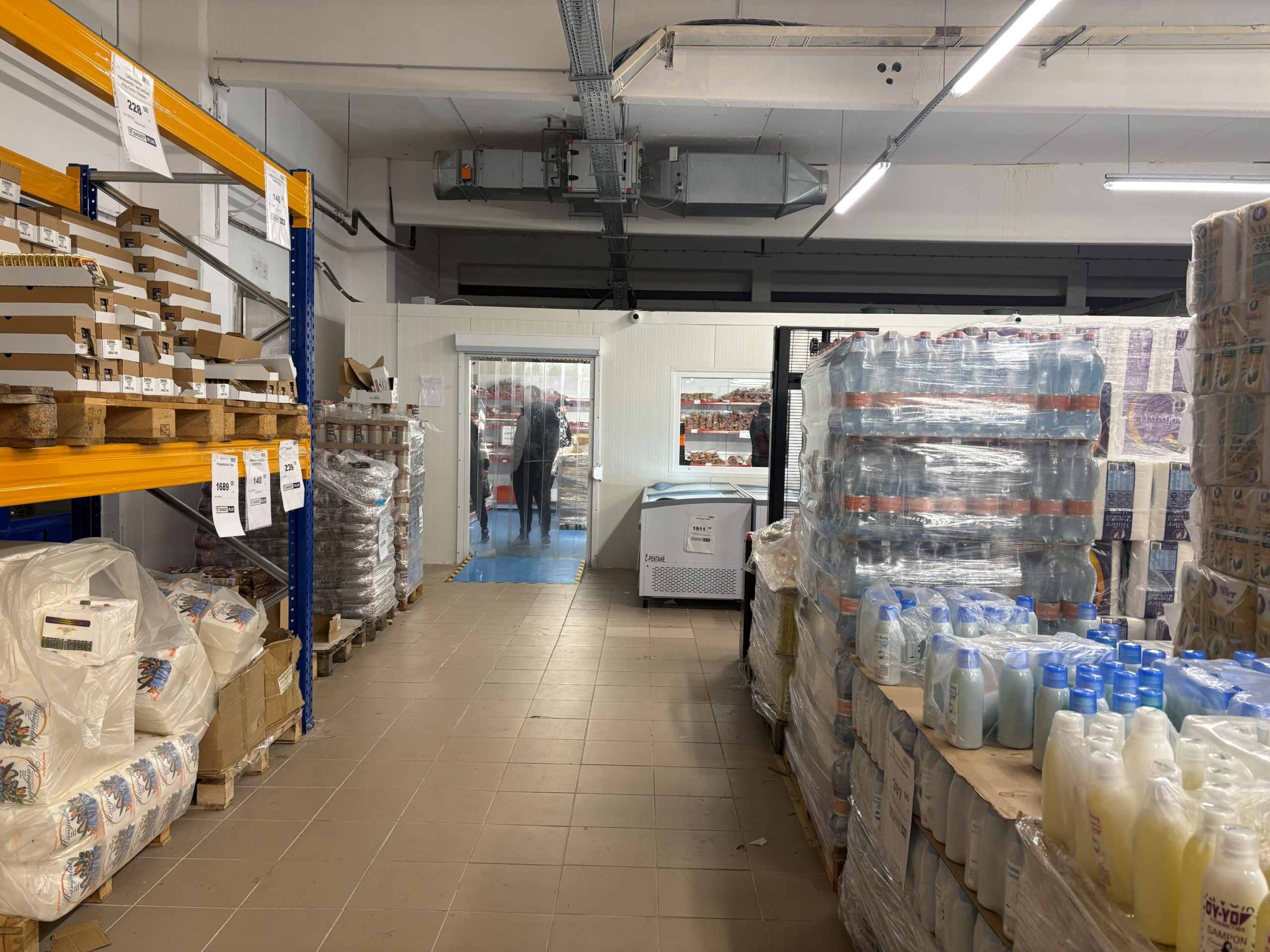 Árucikkek az első magyarországi Basket Plus diszkontban