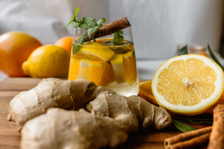 Making a healthy drink for illness prevention Startlap Vásárlás Gyömbér, citrom és fahéj