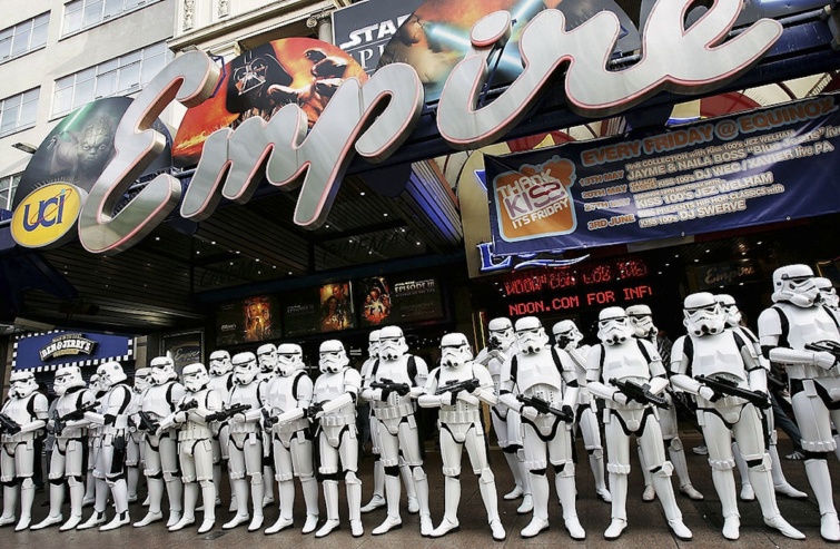 csillagokhaborujamozi Startlap Vásárlás A Csillagok háborúja egyik részének mozis bemutatója