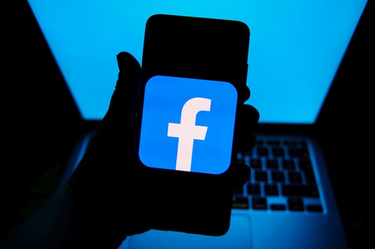 Facebook logó egy mobiltelefonon