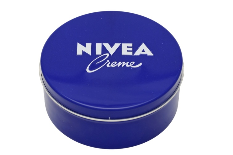 Tényleg olyan nagyszerű a kék Nivea A gyógyszerész elmondta mi az igazság Startlap Vásárlás A híres kék tégelyes Nivea krém fehér háttér előtt