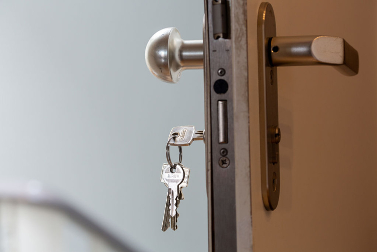 Apartment Startlap Vásárlás Ajtózárban lógó kulcs