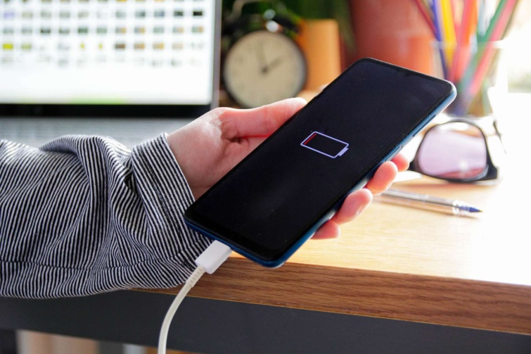 Lemerült telefon töltése