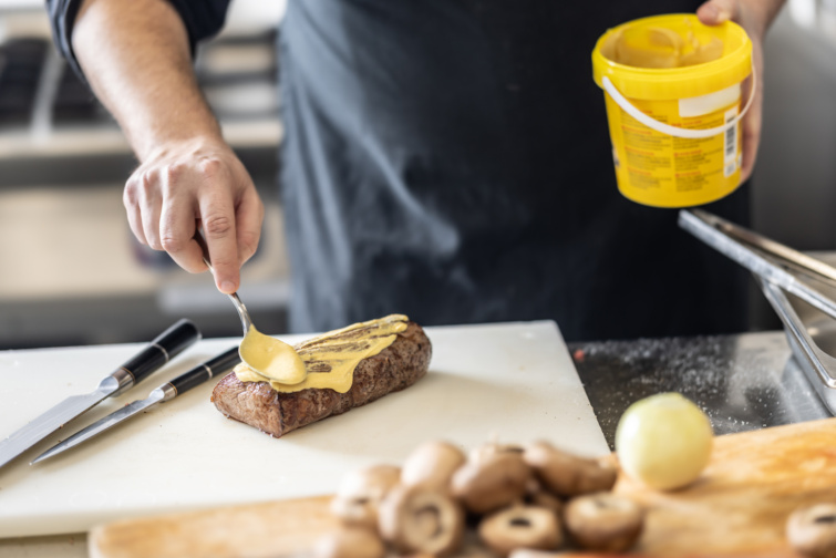 mustar Startlap Vásárlás mustárt húsre kenő férfi