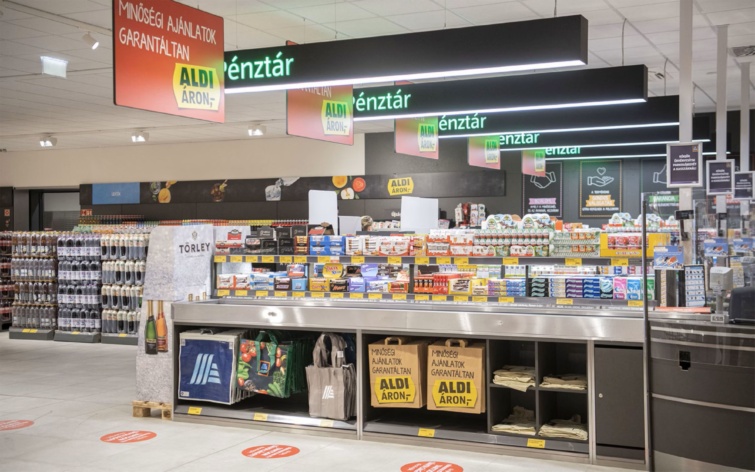Kasszák az Aldi egyik üzletében