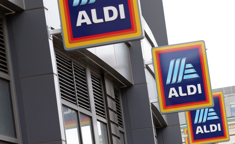 Egy Aldi üzlet logói az épület homlokzatán.