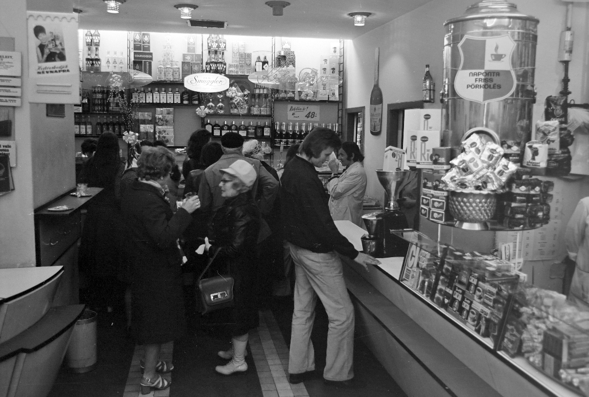 Vásárlók egy boltban