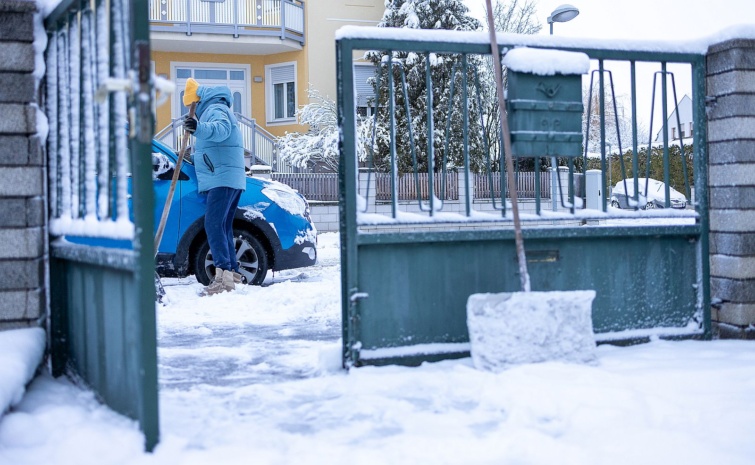 Unrecognizable man removing snow from a car Startlap Vásárlás