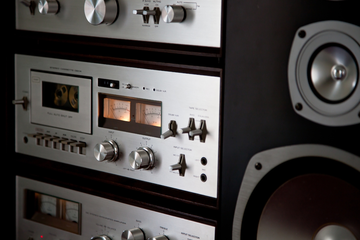 Egy hifi torony egységei egymáson