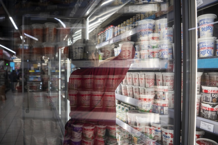 Egy hűtő tele tejföllel.