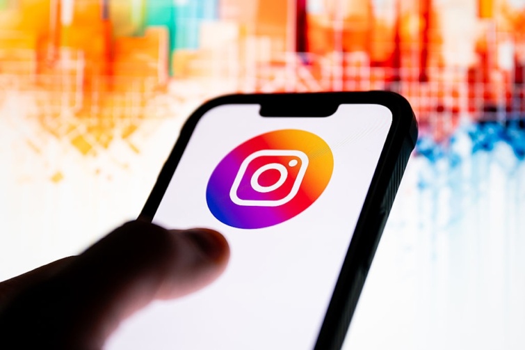 instagrammobiltelefon Startlap Vásárlás Az Instagram logója egy mobiltelefonon.