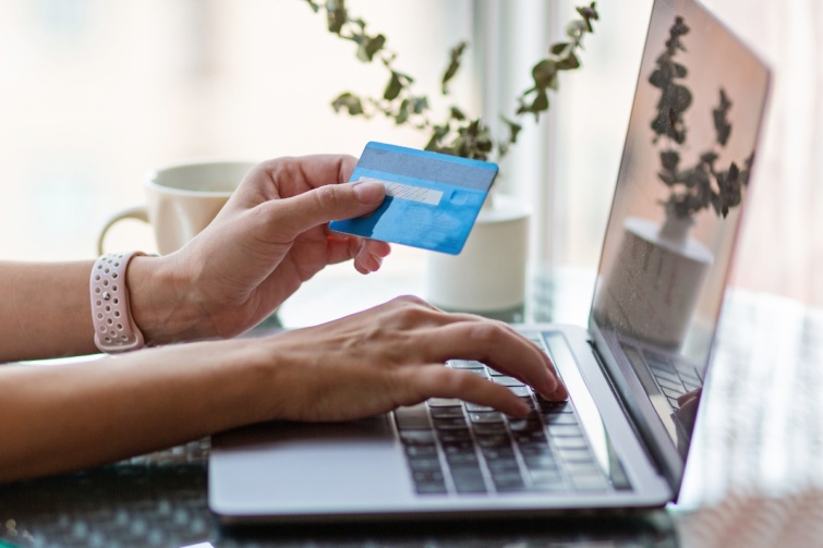 internetesvasarlas Startlap Vásárlás Vásárlás egy laptop előtt ülve