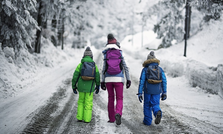 Kids with backpacks walking on winter road Startlap Vásárlás