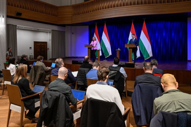 GULYS Gergely VITLYOS Eszter Startlap Vásárlás Gulyás Gergely, a Miniszterelnökséget vezető miniszter és Vitályos Eszter kormányszóvivő a Kormányinfó sajtótájékoztatón a Karmelita kolostorban 2026. január 22-én.