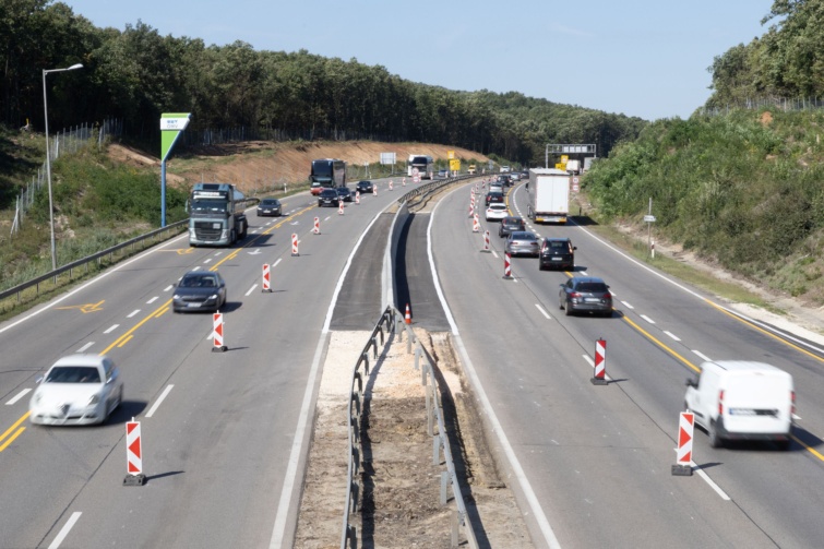 Az M1-es autópálya felújítási munkálatai miatti útterelés az Óbarok lehajtónál