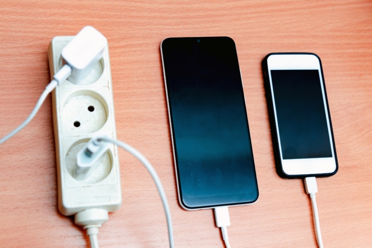 Mobiltelefonok töltőn