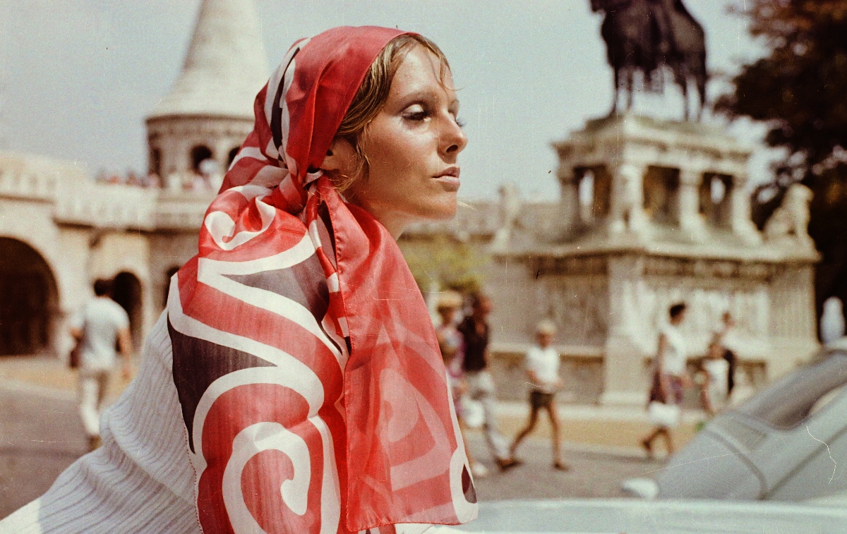 Fiatal manöken a Halászbástyánál