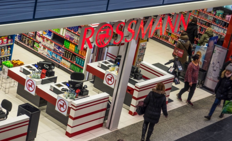 Emberek a Rossmann drogérialánc egyik üzlete előtt.