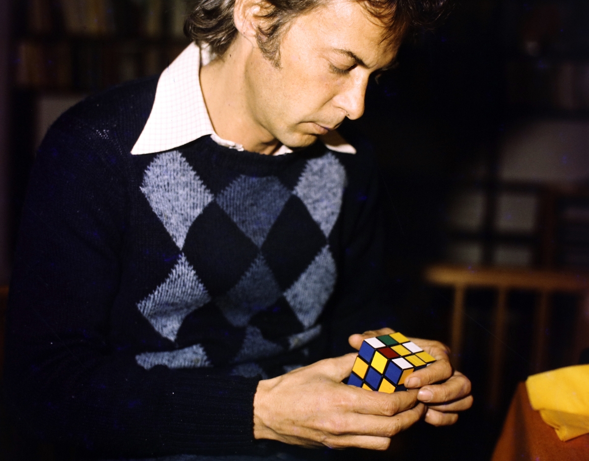 Rubik Ernő épp kirakni készül a róla elnevezett kockát