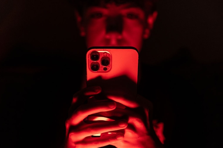 telefongyerek Startlap Vásárlás Egy gyerek telefont tart a kezében