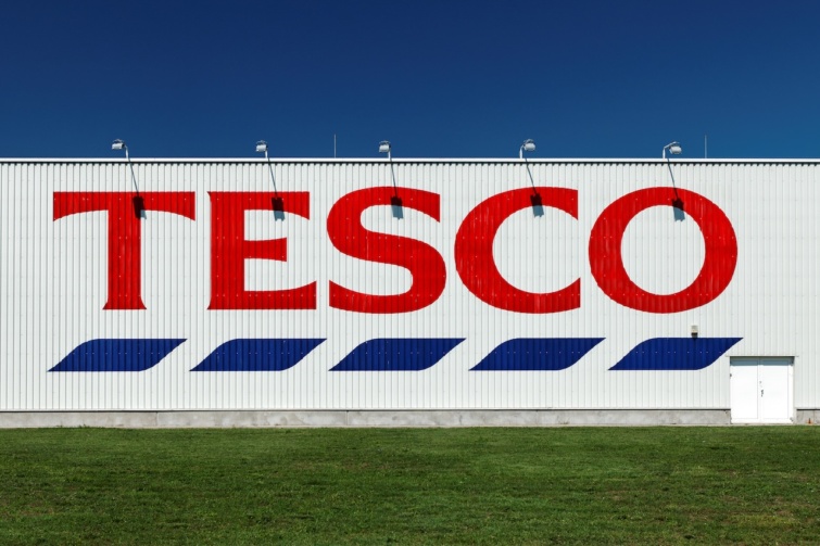 Tesco supermarket building with logo Startlap Vásárlás A Tesco emblémája egy üzlet oldalán