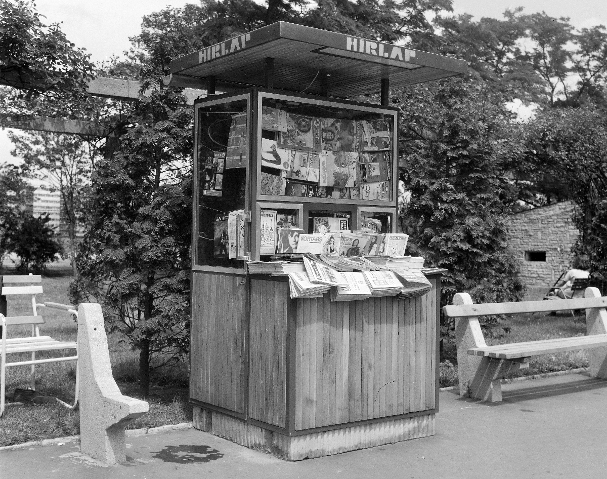 Egy újságosstand tele termékekkel