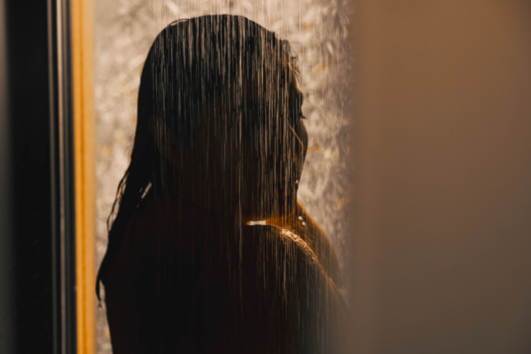 zuhanyzas Startlap Vásárlás Sötétben zuhanyzik egy nő.