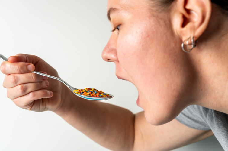 mikroműanyagot falatozó nő