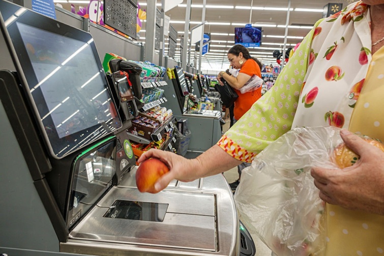 Vásárló egy automata kasszánál