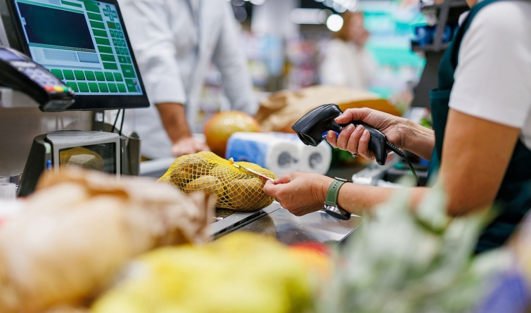 Kasszás dolgozik egy boltban.