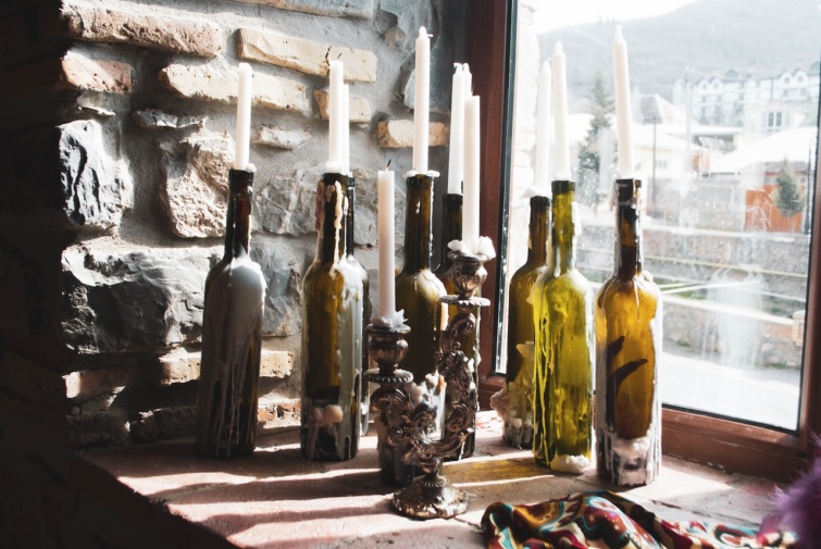 Gyertyák borosüvegekben