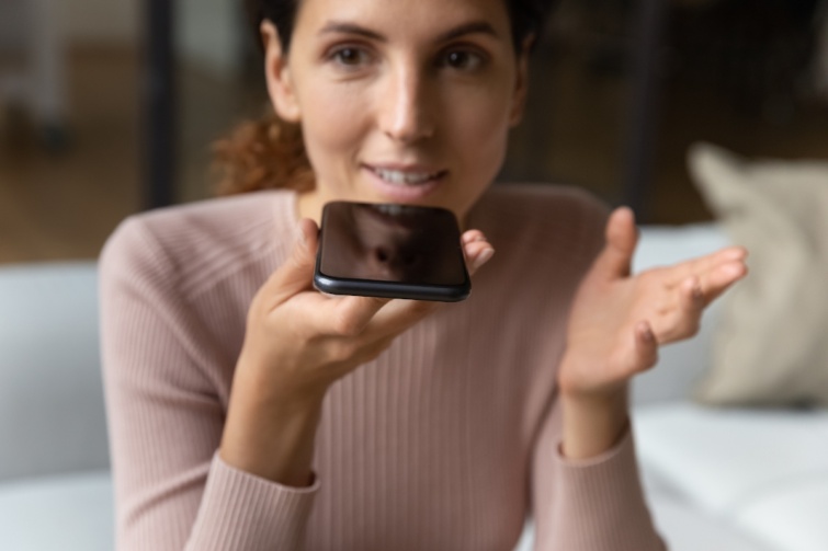 Fiatal nő mobiltelefonnal