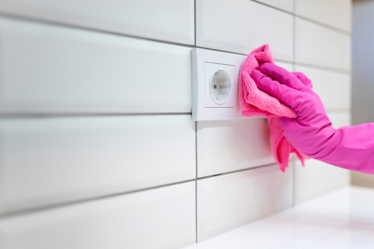 Konnektort tisztító kéz