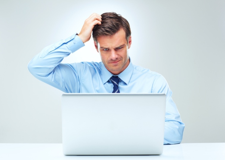 laptopferfigondolkodik Startlap Vásárlás Férfi gondolkodik a laptop előtt