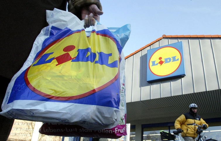 GERMANYRETAILLIDL Startlap Vásárlás Egy vásárló kezében Lidl-reklámszatyorral elhagyja a Lidl egyik üzletét.